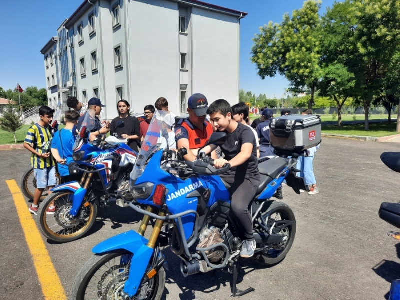 Yaz gençlik projesi kapsamında öğrenciler Aksaray jandarmasını ziyaret etti