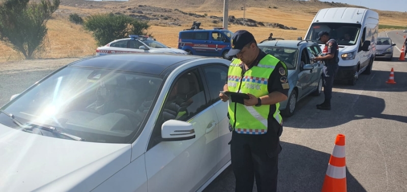 Aksaray Jandarması Seyir Haline Cep Telefonu Kullanan Sürücülere  Ceza Yağdırdı 