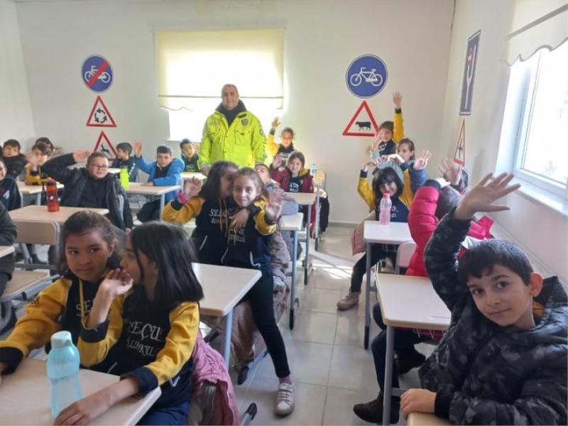 Aksaray’da Polis Öğrencilere Teorik ve Uygulamalı Trafik Eğitimi Verdi