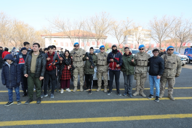 Aksaray İl Jandarma Komutanlığı ekipleri özel eğitim öğrencileri ile bir araya geldi. 