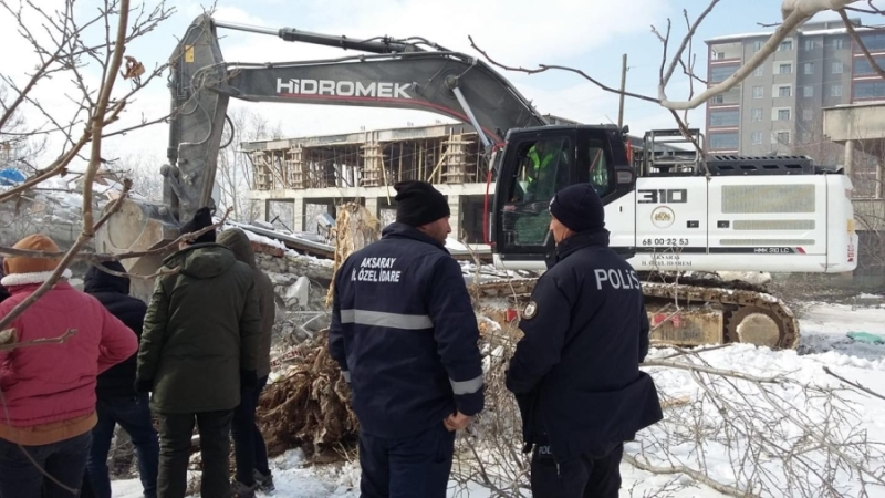 Aksaray Özel İdaresi deprem bölgesinde hasarlı binaların yıkım çalışmalarına başladı.