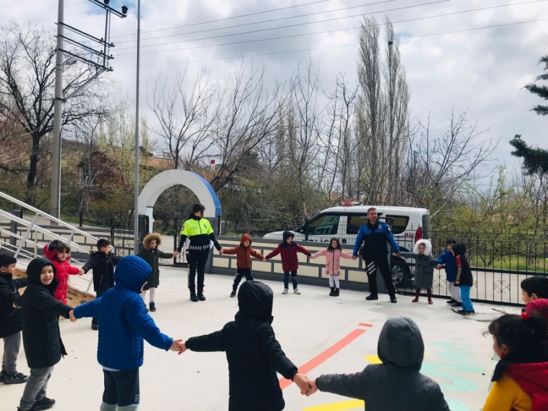 Aksaray polisi çocuklara anaokullarında trafik eğitimi veriyor