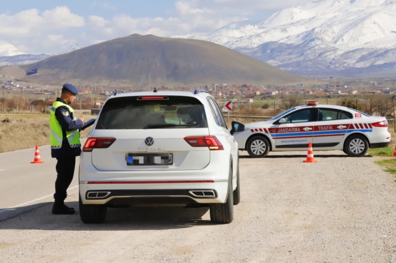 Aksaray Jandarması Trafik Kontrollerini Sürdürüyor 