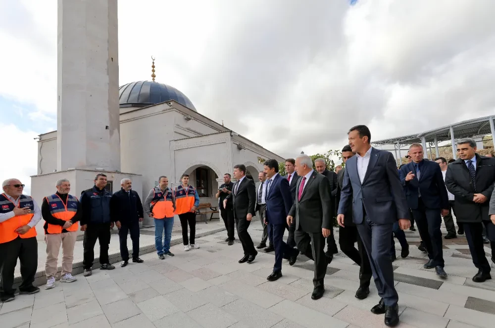 Yunus Emre Ortaköy İlçesi Ziyaret(Reşadiye) köyündeki Ziyaret Tepe deki  kabri başında anıldı