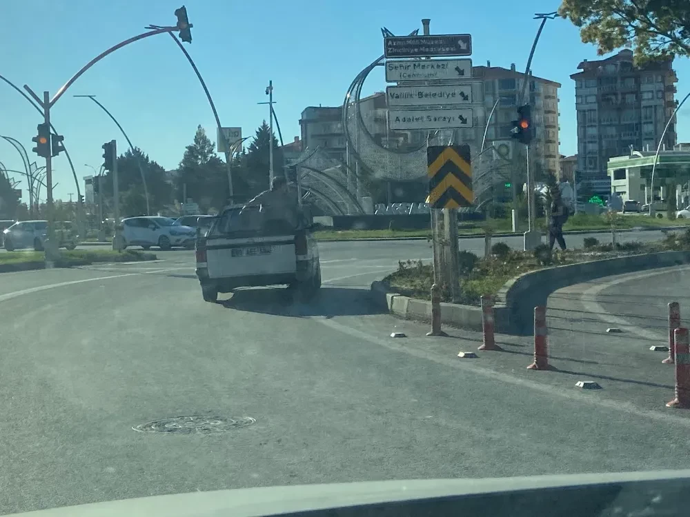 Aksaray da küçük kamyonet üzerinde yolculuk yapan genç yürekleri ağza getirdi 