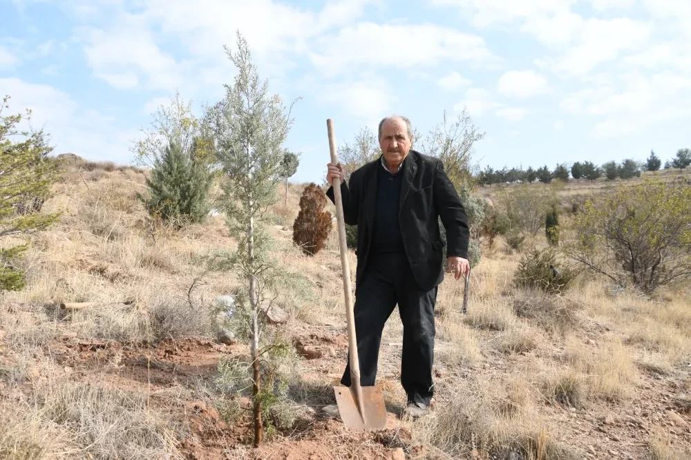 74 YAŞINDAKİ MUSTAFA SANIK, MİLLİ AĞAÇLANDIRMA GÜNÜ’NDE TOPLUMA ÇEVRE MESAJI VERDİ