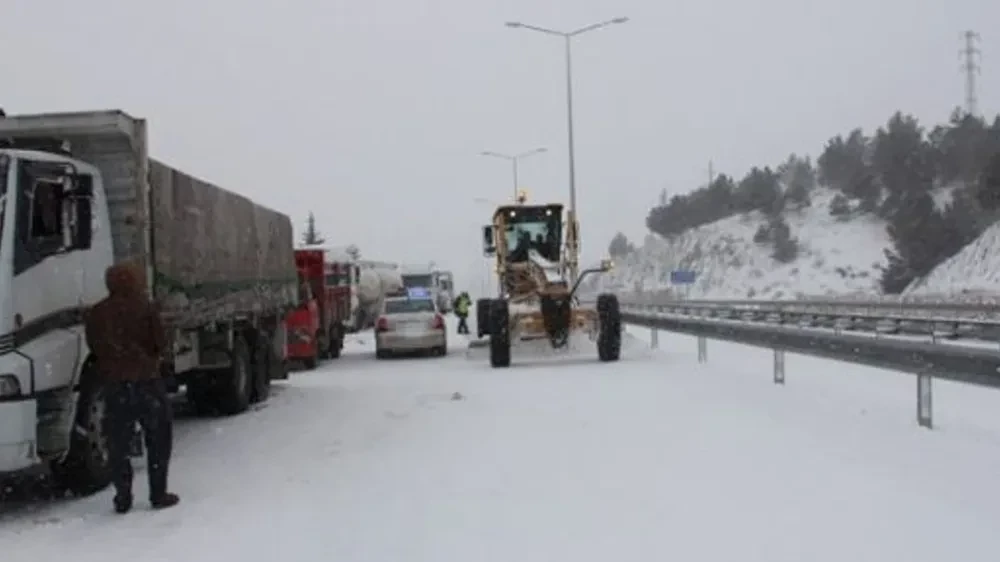 Yoğun Kar Yağışından Dolayı Aksaray Nevşehir Aksaray Konya Karayolu Trafiğe Kapandı