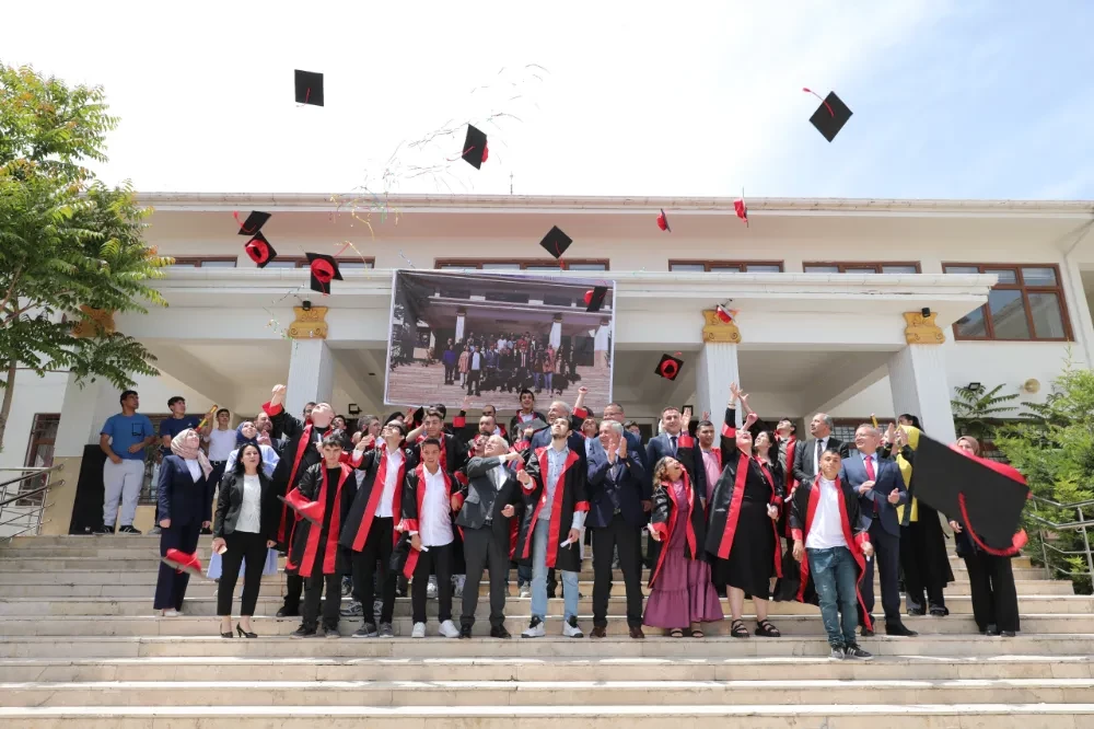 Vali Mehmet Ali Kumbuzoğlu özel çocukların mezuniyet heyecanına ortak oldu