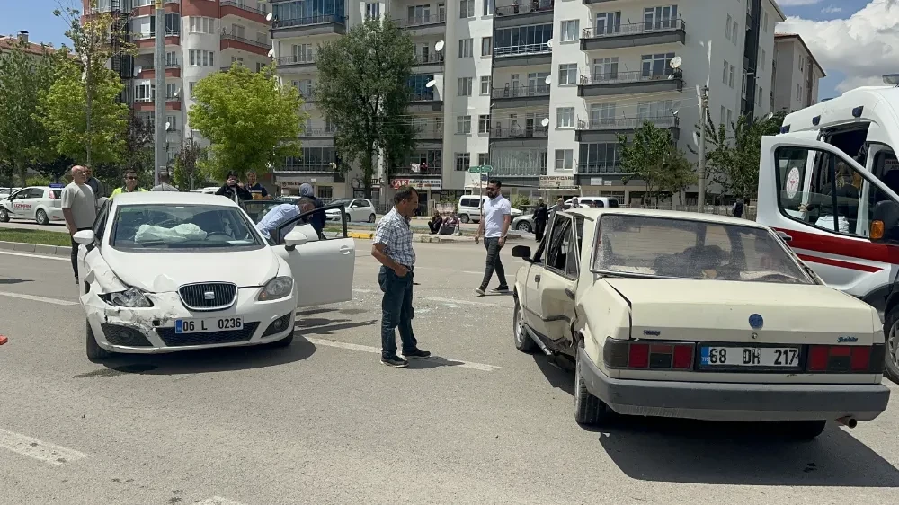 Aksaray Merkezde Meydana Gelen Kazada 4 Kişi Yaralandı 