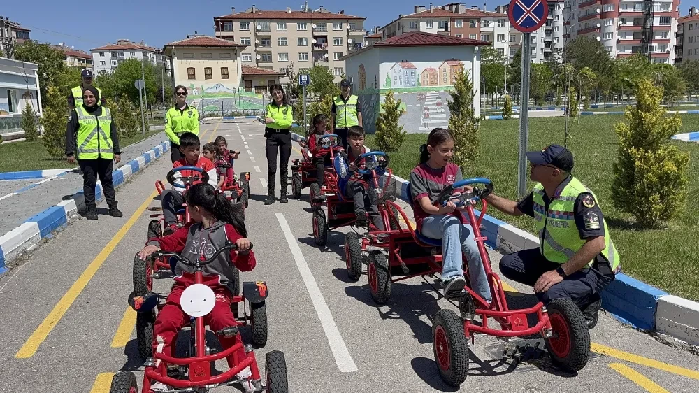 Aksaray jandarmasından ilk ve ortaokul öğrencilerine uygulamalı trafik eğitimi 