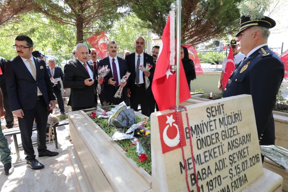 Aksaray`da, 15 Temmuz Demokrasi ve Milli  Günü etkinlikleri şehitlik ziyareti ile başladı. Öğle namazı öncesi tüm şehitler için Mevlit okutuldu