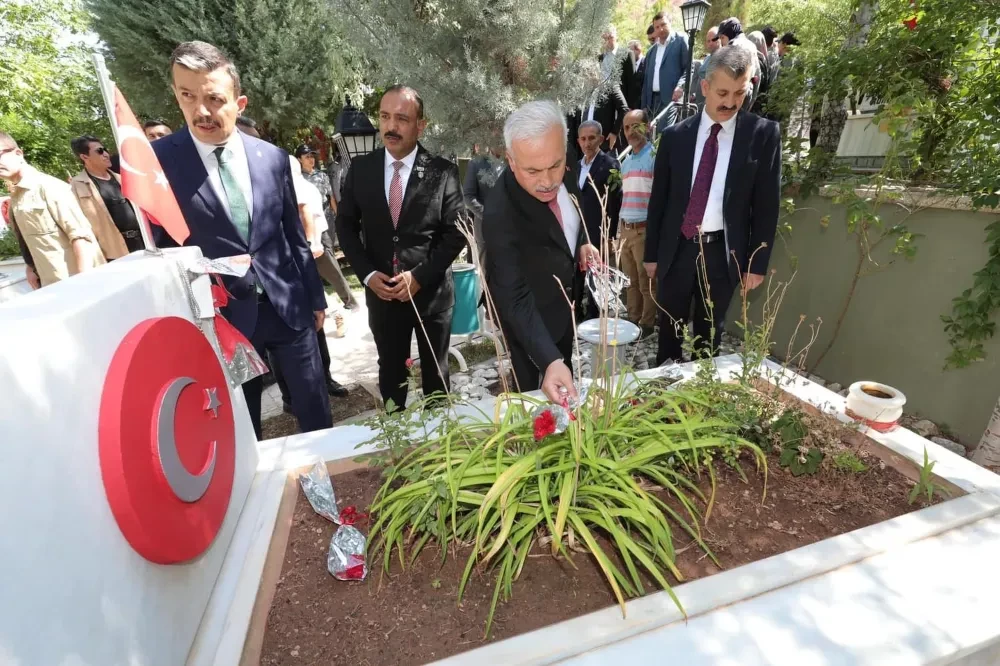 Aksaray’da 15 Temmuz Demokrasi ve Milli Birlik Günü etkinlikleri şehitliği ziyaretle başladı.