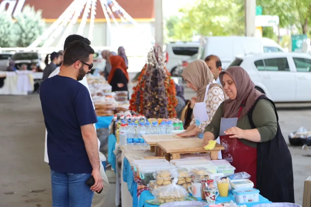 HANIMELİ PAZARINDA YAZ YOĞUNLUĞU YAŞANIYOR