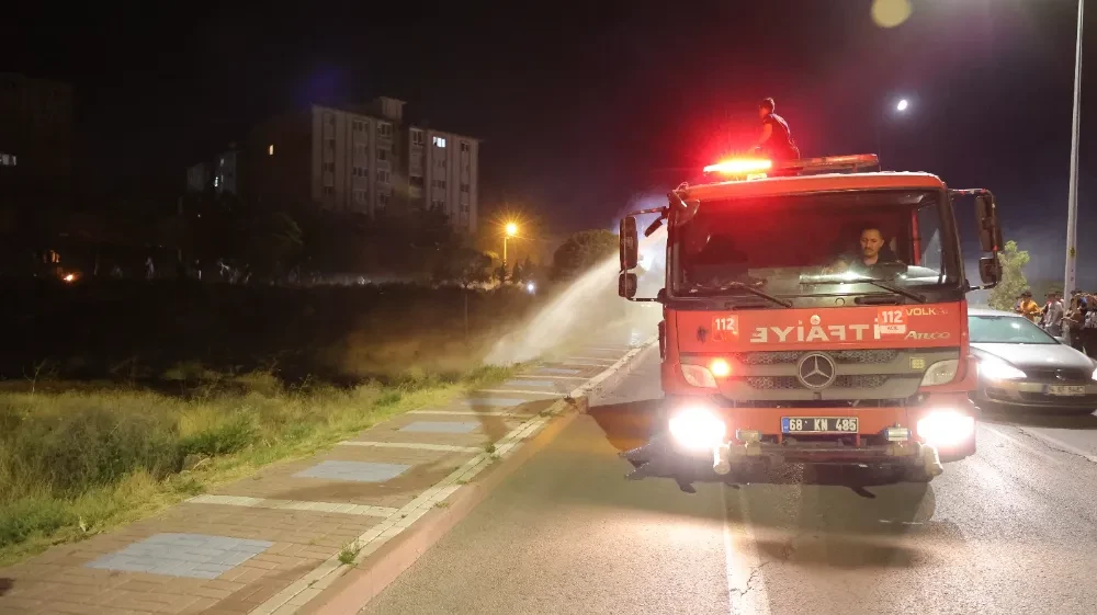 Aksaray da Gecenin Karanlığını Alevler Aydınlattı Mahalle Halkı Korktu