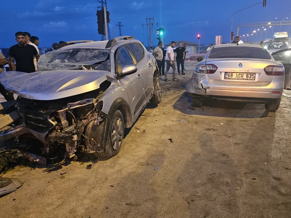 Aksaray da meydana gelen trafik kazasında 4 kişi yaralandı araçlar hurdaya döndü 