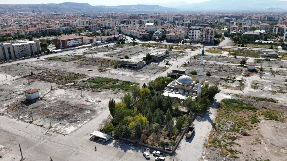 ESKİ SANAYİ SİTESİNDE YIKIM ÇALIŞMALARI YÜZDE 90 ORANINDA TAMAMLANDI