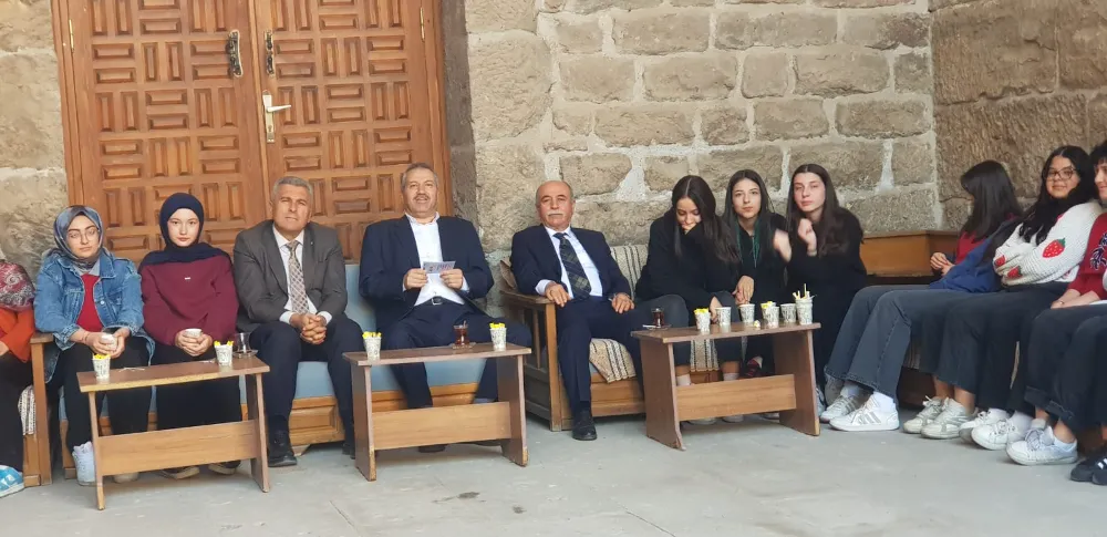 DOÇENT ATA  ÖĞRENCİLERLE LEYLÜ NAHAR SOHBETİNDE BULUŞTU