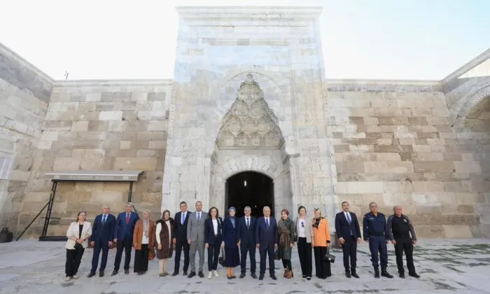 NİĞDE PROTOKOLÜNDEN TÜRKİYENİN EN BÜYÜK KERVANSARAYI AKSARAY SULTANHANI’NA ZİYARET