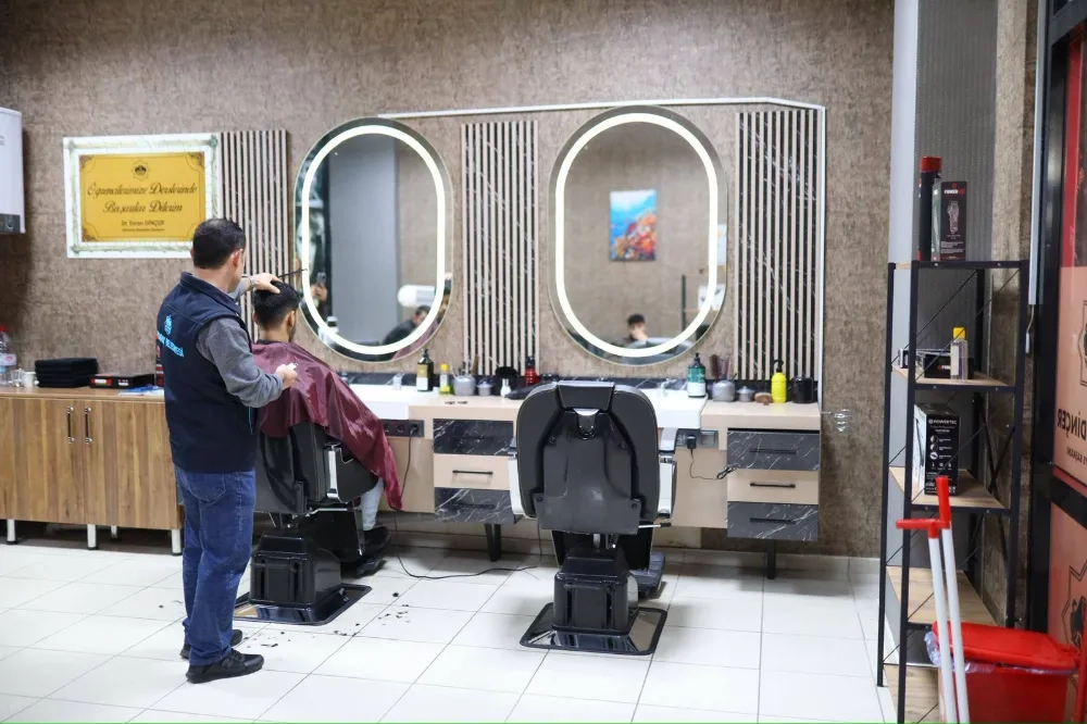 AKSARAY BELEDİYESİ’NİN ÜNİVERSİTE KAMPÜSÜNDEKİ ÜCRETSİZ KUAFÖR SALONU ÖĞRENCİLERDEN YOĞUN İLGİ GÖRÜYOR