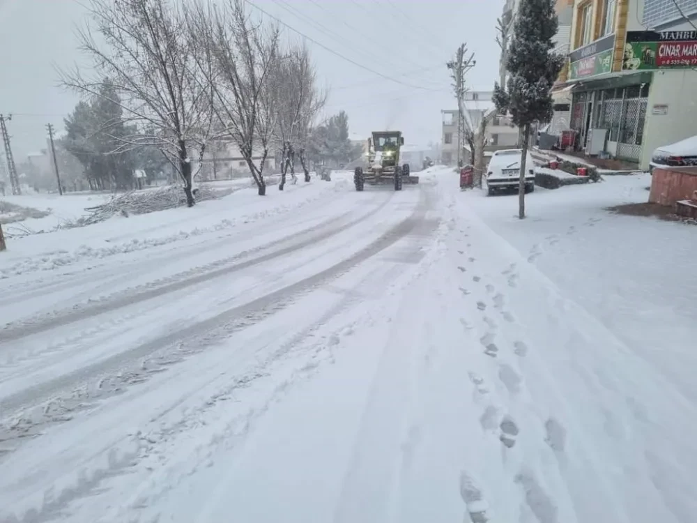 Aksaray’da Yoğun Kar Yağışı: Eğitime Ara Verildi, Temizlik Çalışmaları Sürüyor