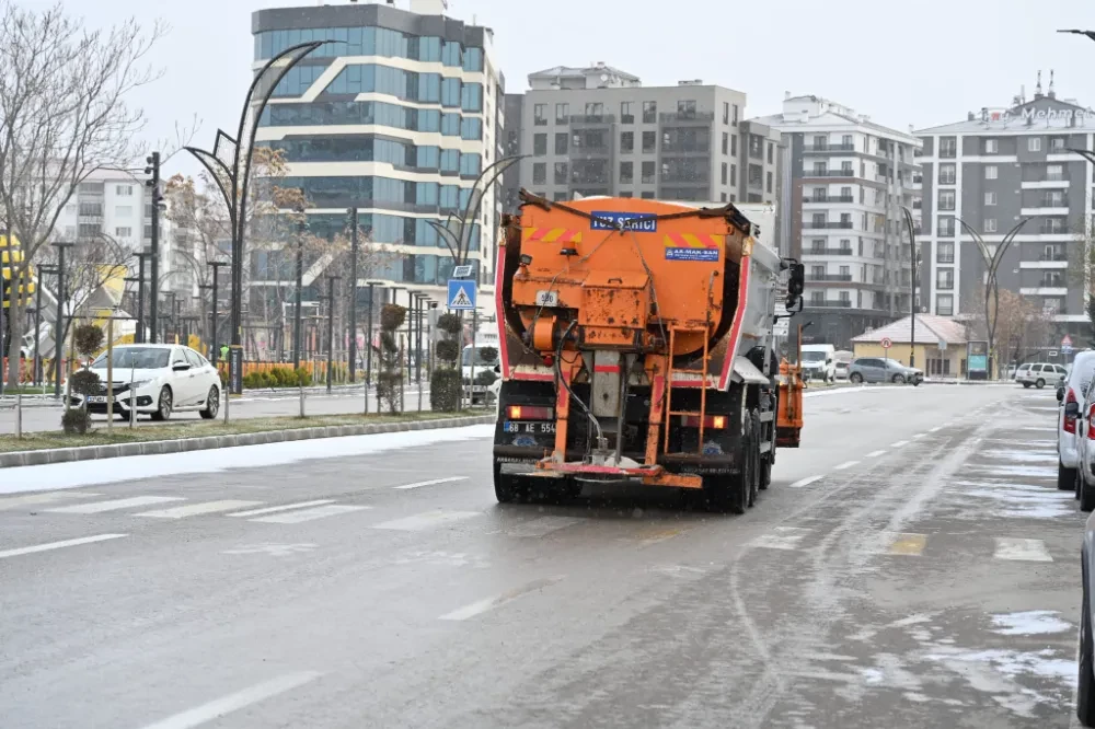 Aksaray Belediyesi, Kar ve Buzlanmaya Karşı Kesintisiz Mücadele Ediyor