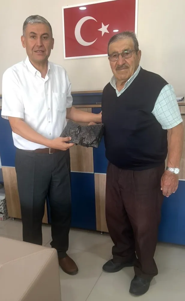 AKSARAY GÜLAGAÇ İLÇE TAPU MÜDÜRÜ BULDUĞU PARA DOLU POŞETİN SAHİBİNİ BULDURARAK TESLİM ETTİ