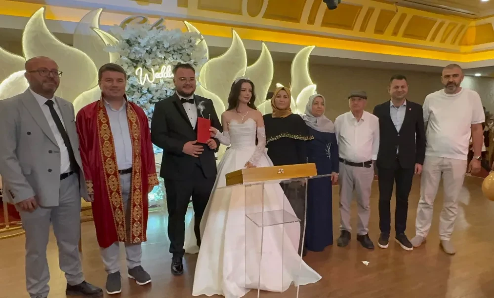 Gazeteci Furkan Karatay, Yağmur Genç ile görkemli bir düğün töreniyle hayatını birleştirdi. 