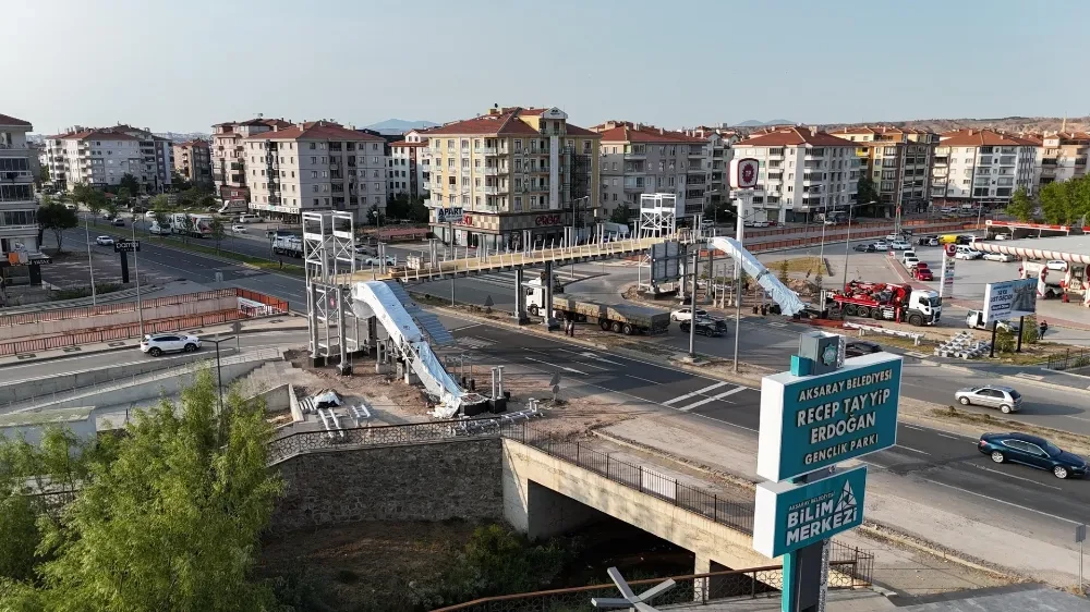 Aksaray Belediyesi’nden Yaya Güvenliğine Önemli Yatırım: Asansörlü ve Yürüyen Merdivenli Üst Geçitte Sona Yaklaşılıyor