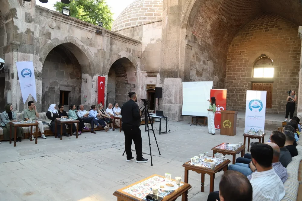 Tuz Gölü’nün bitki zenginliği Bilim Kafe’de ele alındı