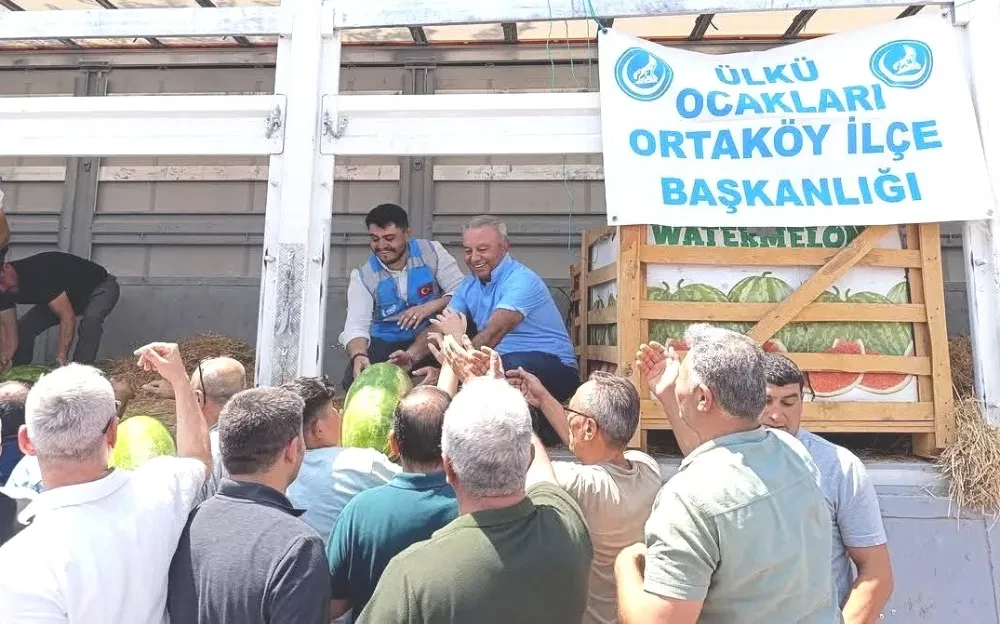 Ülkü Ocakları’ndan Şehitler İçin 10 Ton Karpuz Dağıtımı