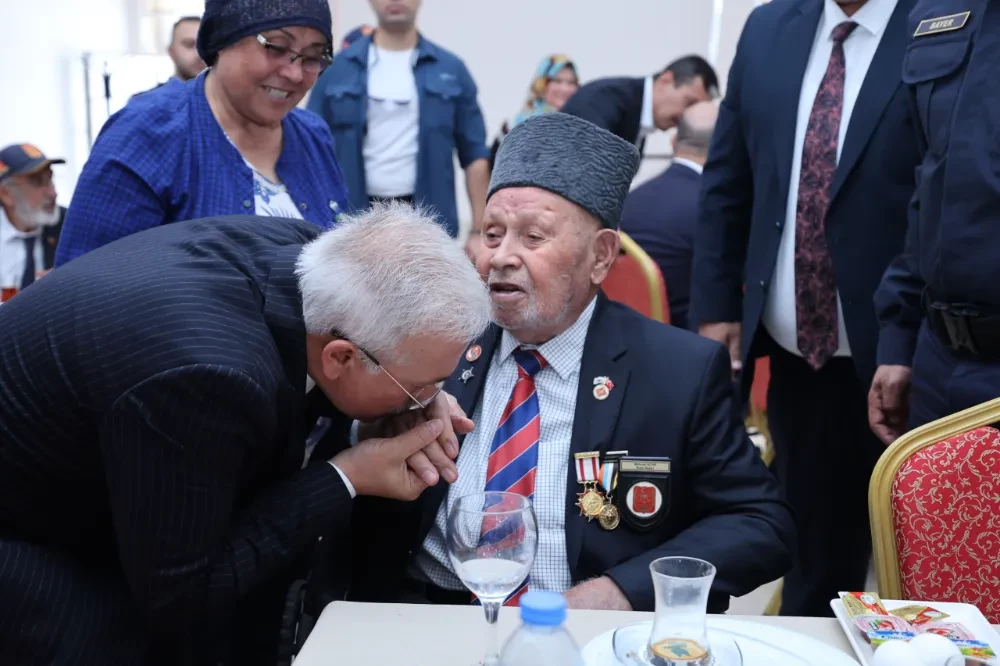 Vali Mehmet Ali Kumbuzoğlu; 19 Eylül Gaziler Günü dolayısıyla Gaziler ve aileleri ile kahvaltı programında buluştu. 