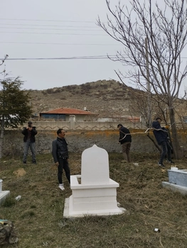 YANYURT MUHTARINDAN MEZARLIKTA BAYRAM TEMİZLİĞİ!