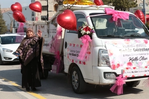 HER GÜN ŞEHRİ TEMİZLEYEN ELLER BU KEZ KADINLARA GÜL UZATTI