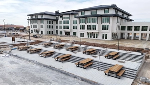 YENİ BELEDİYE BİNASI ÖNÜNDE BAŞLATILAN MİLLET BAHÇESİ ŞEKİLLENİYOR