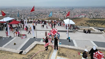 VALİ MURAT DURU VE BAŞKAN DİNÇER, ÇOCUKLARLA BİRLİKTE UÇURTMA UÇURDU