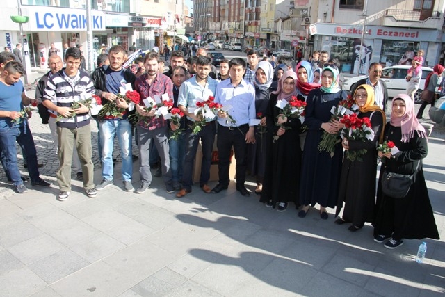 AK Parti Gençlik Kolları, 1443 adet gül dağıttı