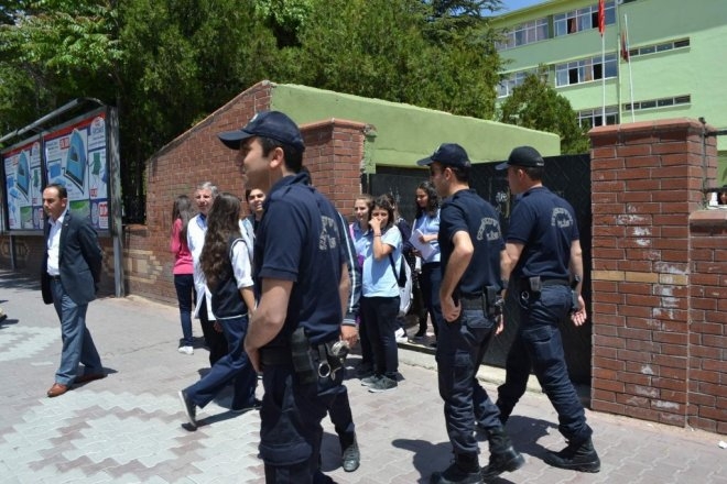 Emniyet Öğrencilerin Huzuru ve güveni için ter döküyor 