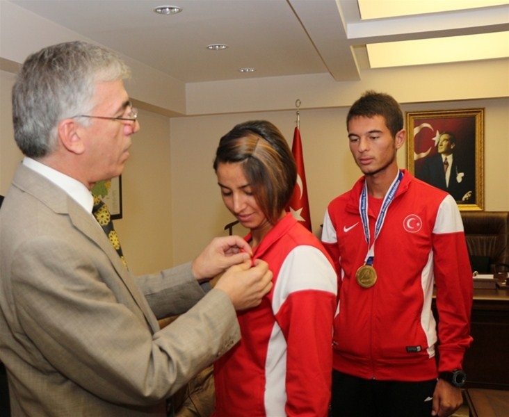 Vali Ataklı başarılı sporcuları ödüllendirildi