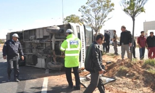 Yenikent Belediyesinin Minibüsü kaza yaptı 4 kişi yaralandı
